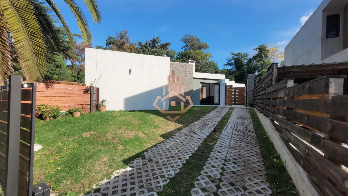 venta de casa ubicada estratégicamente en bº cantegril ? punta del este - lux72c