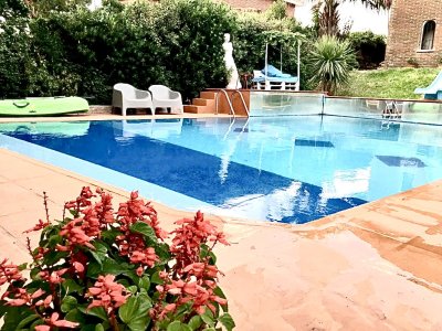 Seasonal Rental House with 4 bedrooms and heated pool 500 meters from ...
