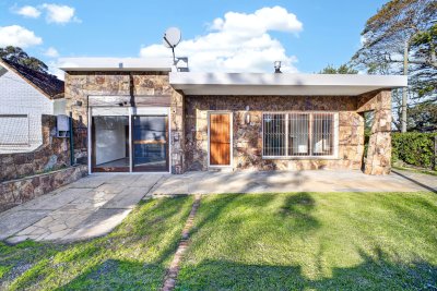 Casa Codigo #Venta Casa de 2 dormitorios cerca de playa mansa y servicios. 