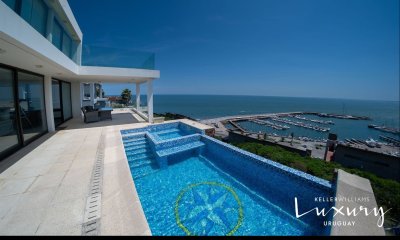 Excepcional residencia de tres niveles en Piriápolis.
