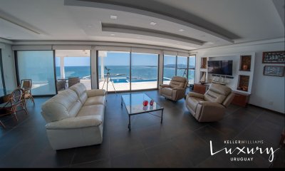 Casa excepcional en venta de 3 niveles con vista al mar en Piriápolis