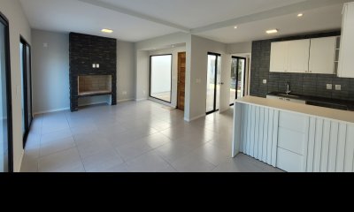 Venta Casa a estrenar en barrio Burnett. Punta del Este C.Tradicional