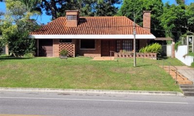 Chalet con una ubicación estratégica para clínicas de salud, centros de estética u proyectos comerciales.