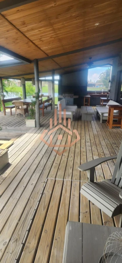 Venta de Hermosa Casa en El Quijote Chacra