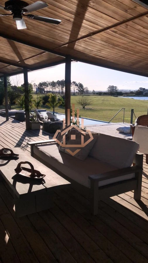 Venta de Hermosa Casa en El Quijote Chacra