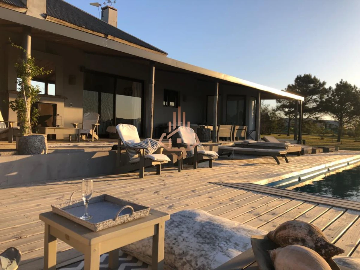 Venta de Hermosa Casa en El Quijote Chacra