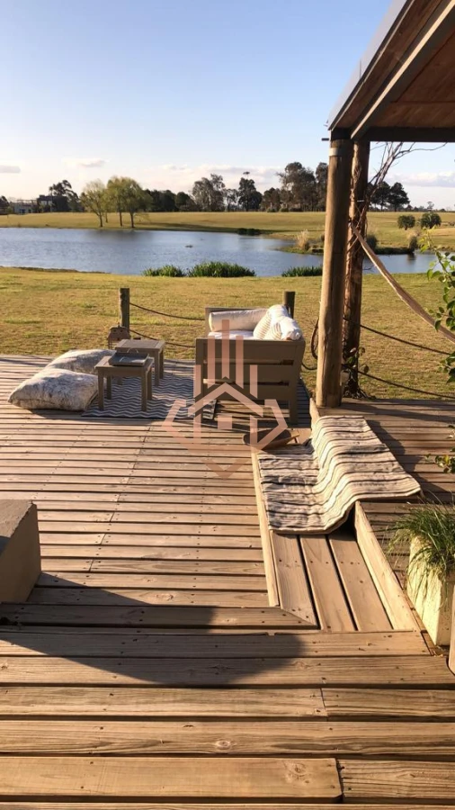 Venta de Hermosa Casa en El Quijote Chacra