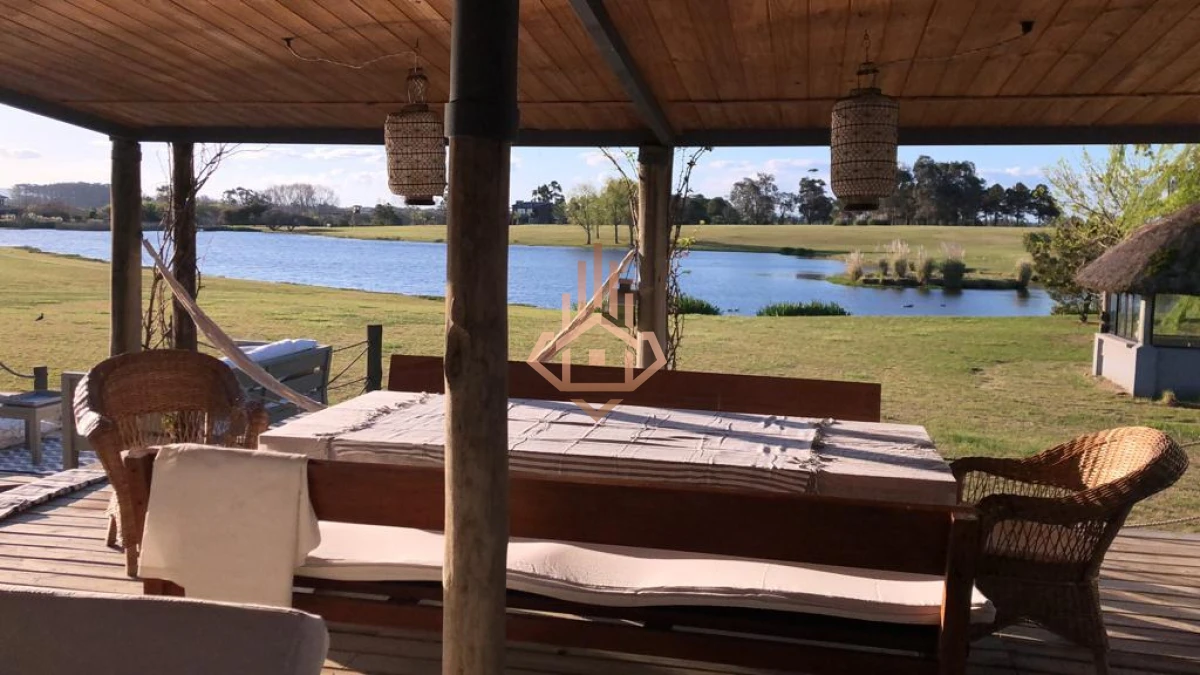 Venta de Hermosa Casa en El Quijote Chacra