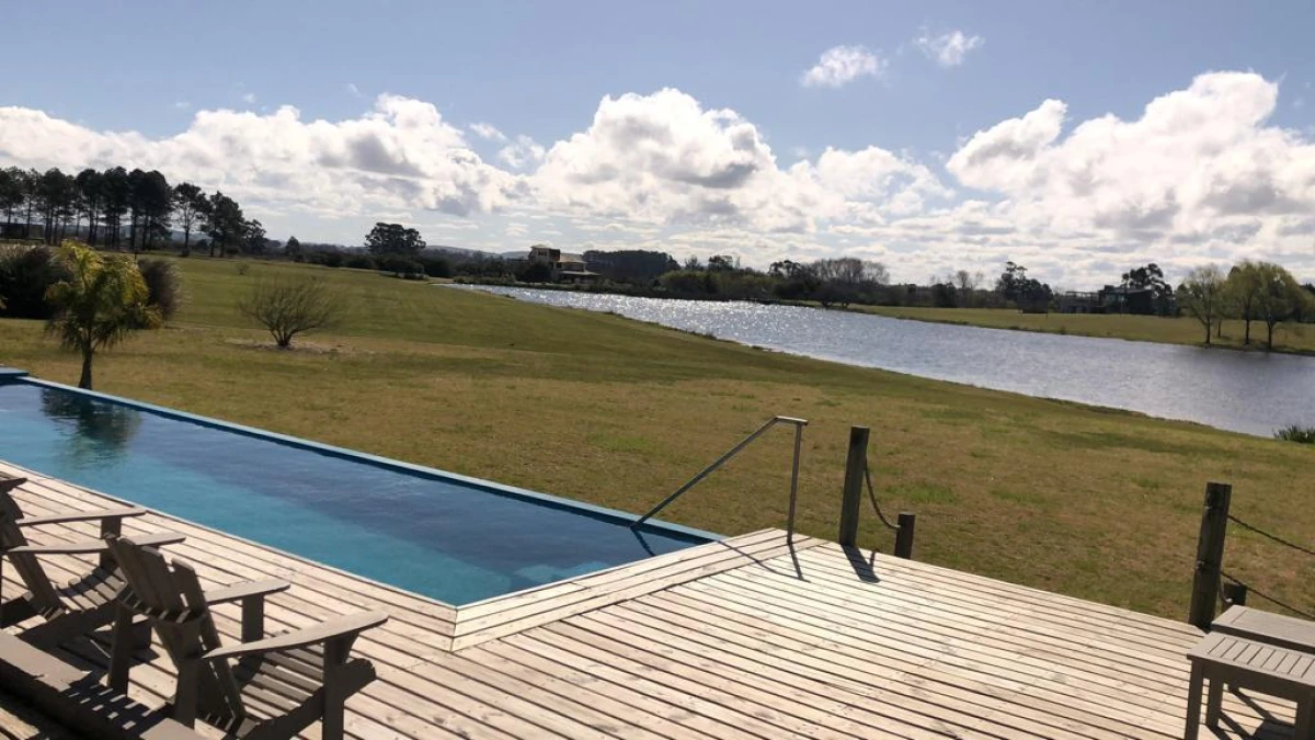 Venta de Hermosa Casa en El Quijote Chacra