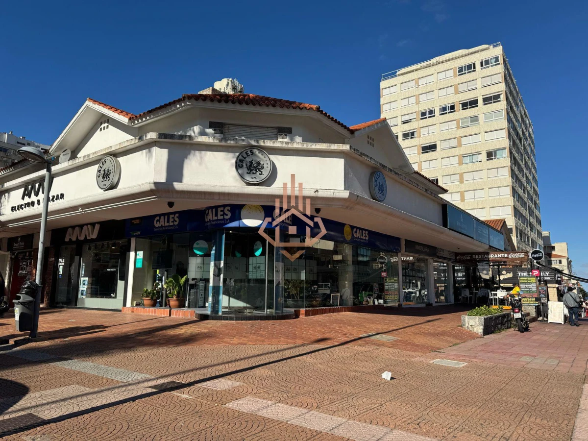 Venta de Local esquinero con excelente ubicación en el corazón de la Península