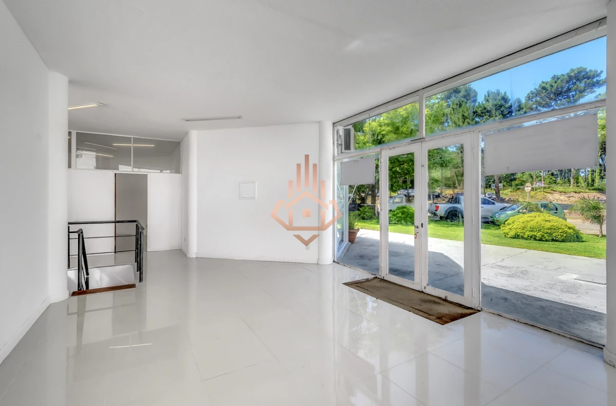 Venta Alquliler Anual local comercial en Roosevelt