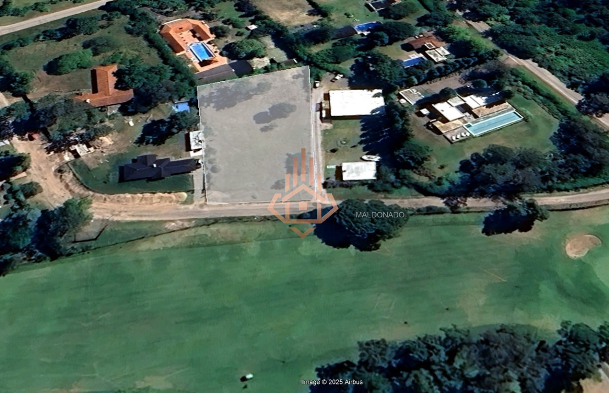 Venta de Espectacular terreno en la zona exclusiva de Golf en Punta del Este - LUX38T