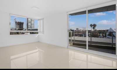 VENTA de apartamento de 3 dormitorios con cochera techada.