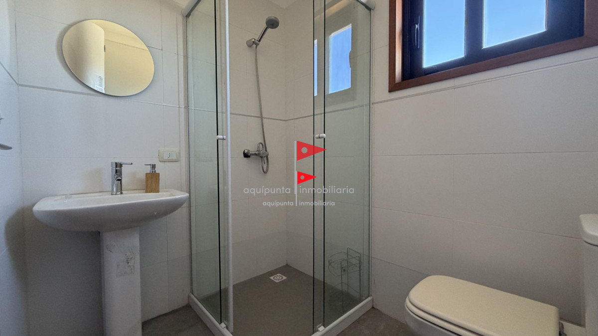 Casa ID.150 - Amplia Casa con 4 Dormitorios y Vista al Mar - Punta Colorada