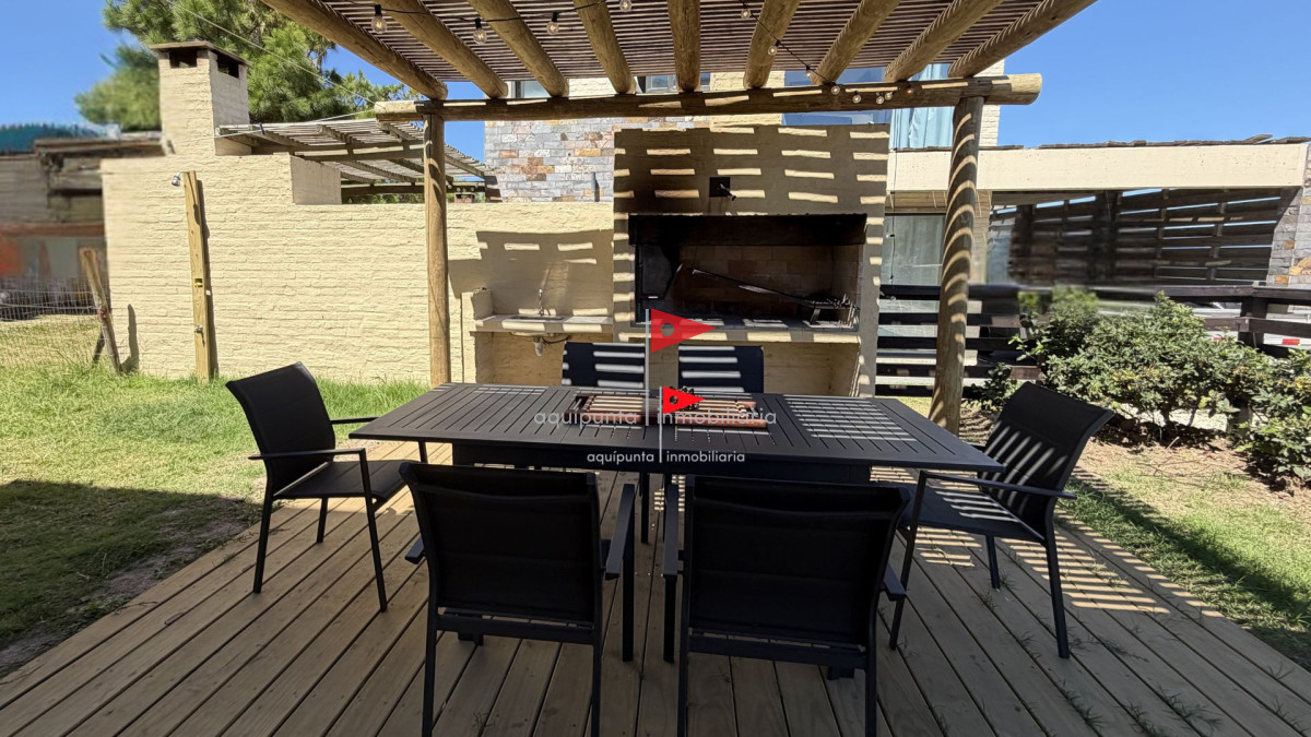 Casa ID.150 - Amplia Casa con 4 Dormitorios y Vista al Mar - Punta Colorada