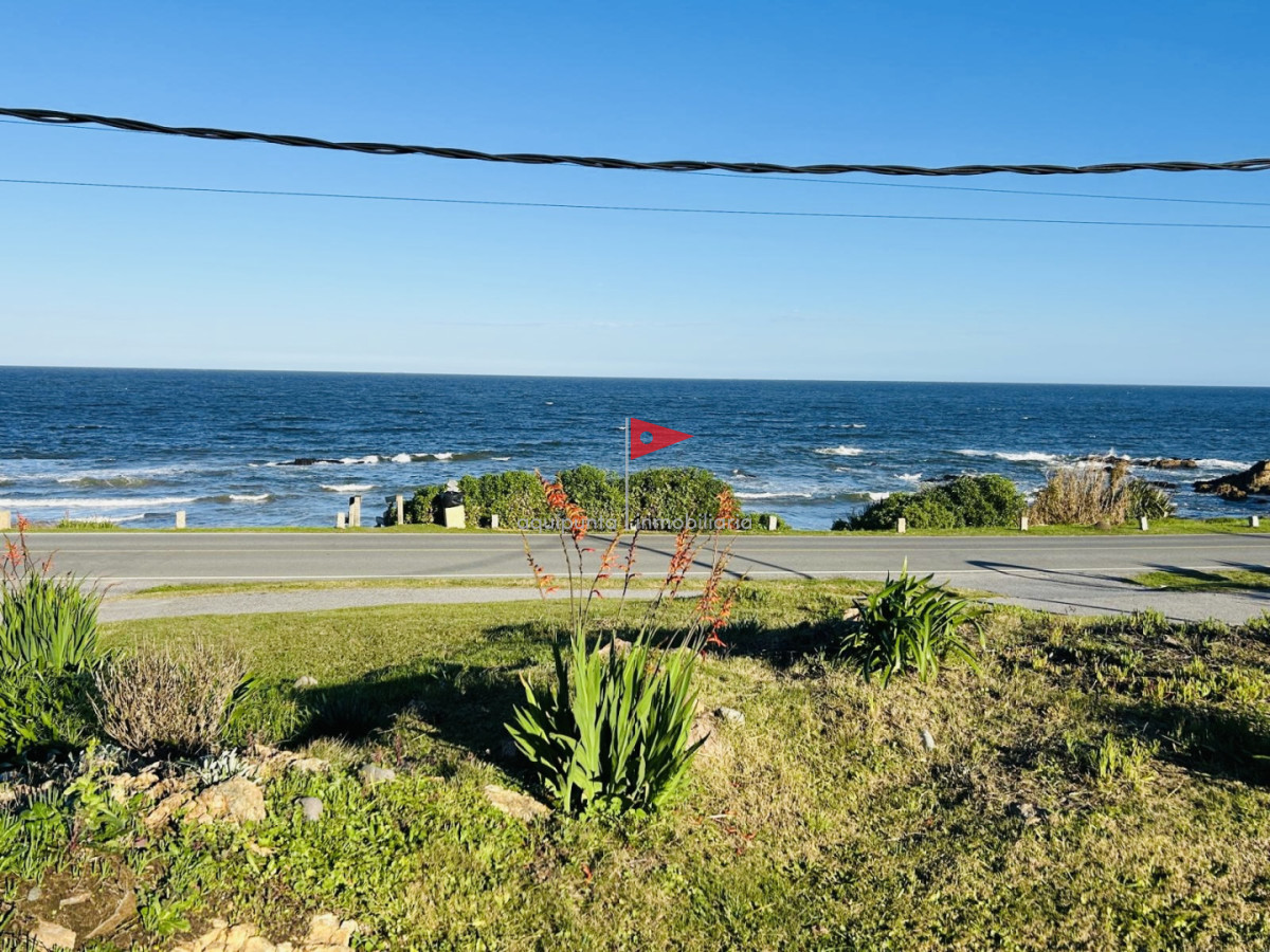 Casa ID.384 - Casa en alquiler temporada dos dormitorios 1 baño frente al mar Punta Colorada 