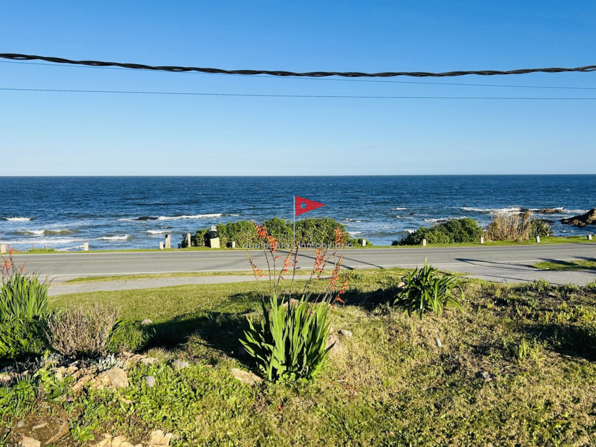 Casa ID.384 - Casa en alquiler temporada dos dormitorios 1 baño frente al mar Punta Colorada 