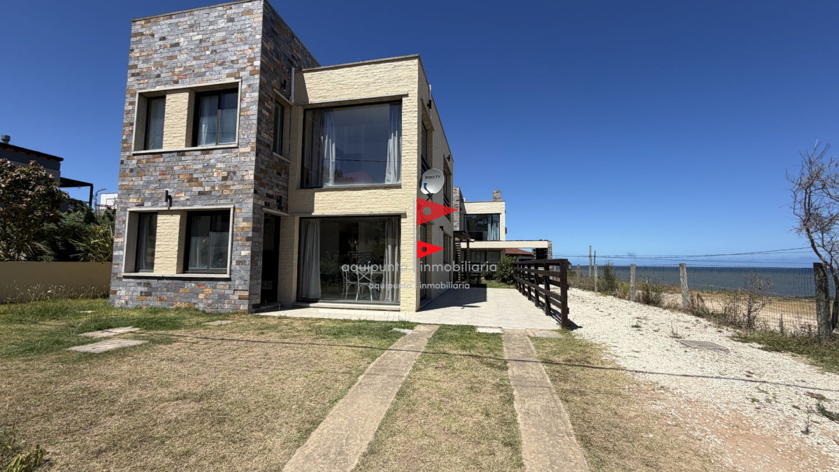 Casa ID.150 - Amplia Casa con 4 Dormitorios y Vista al Mar - Punta Colorada