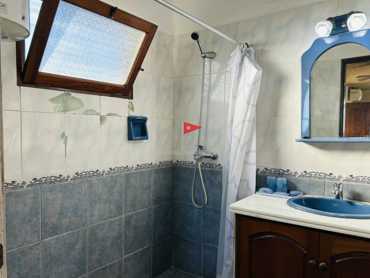 Casa ID.384 - Casa en alquiler temporada dos dormitorios 1 baño frente al mar Punta Colorada 