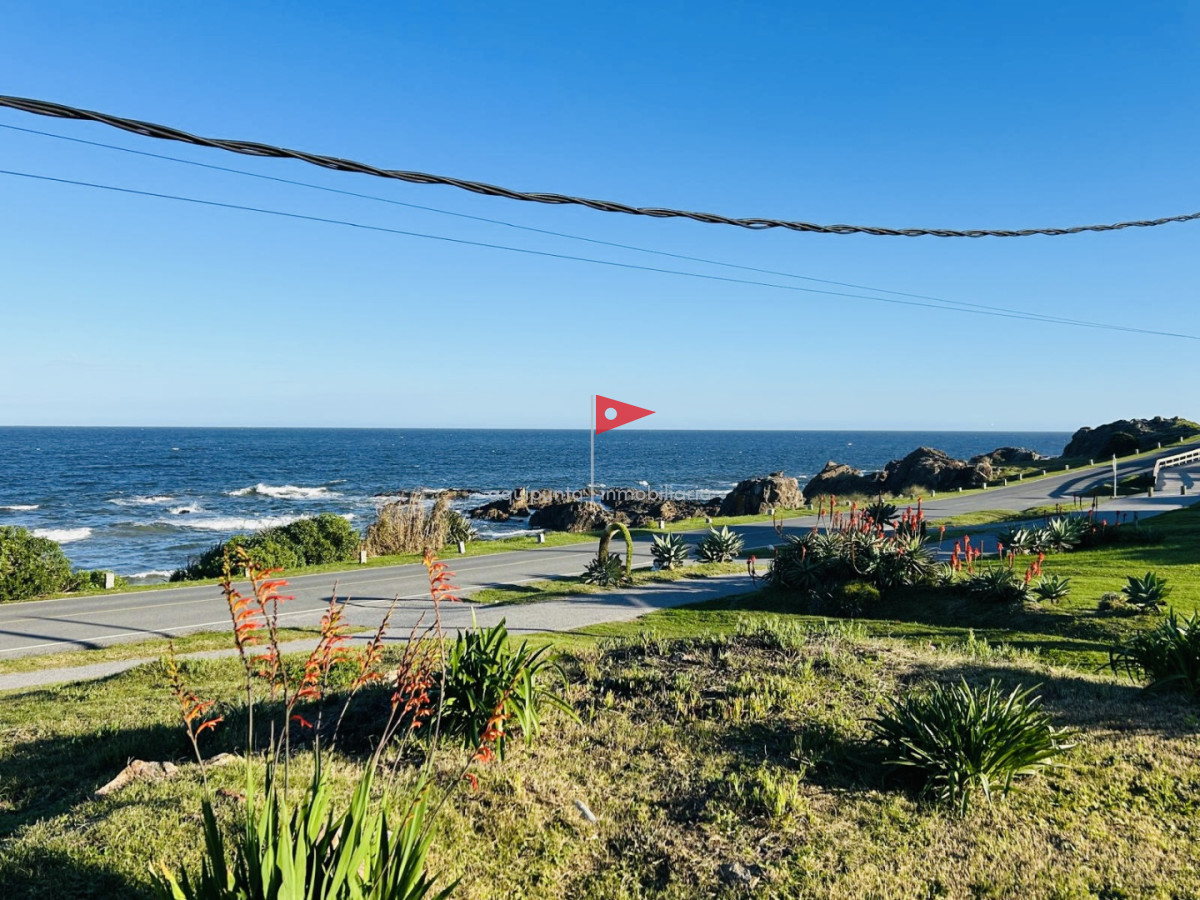 Casa ID.384 - Casa en alquiler temporada dos dormitorios 1 baño frente al mar Punta Colorada 