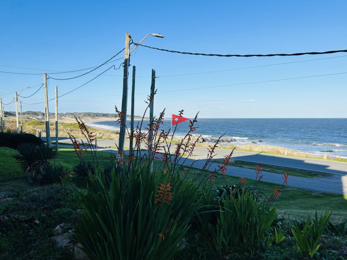 Casa ID.384 - Casa en alquiler temporada dos dormitorios 1 baño frente al mar Punta Colorada 