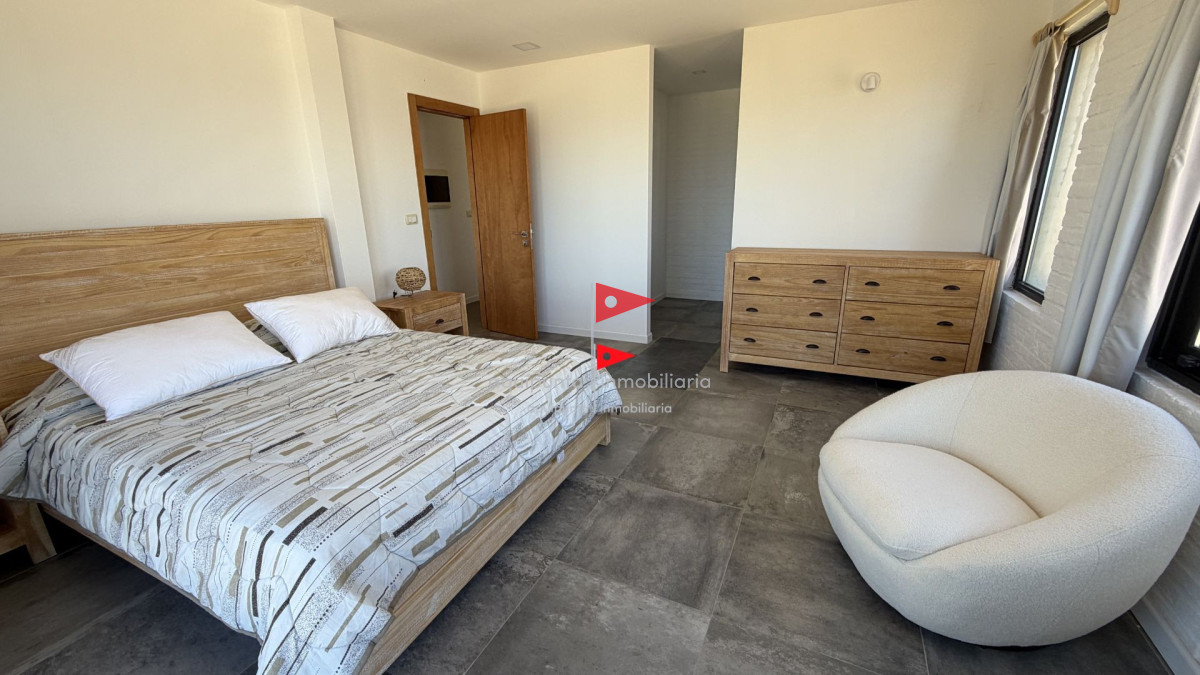 Casa ID.150 - Amplia Casa con 4 Dormitorios y Vista al Mar - Punta Colorada