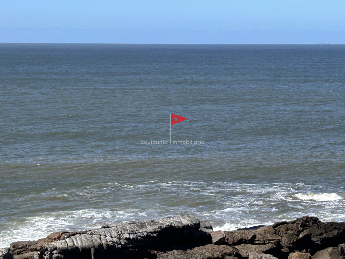 Casa ID.73 - Casa de 2 pisos 3 dormitorios 2 baños frente al mar en venta en Punta Colorada