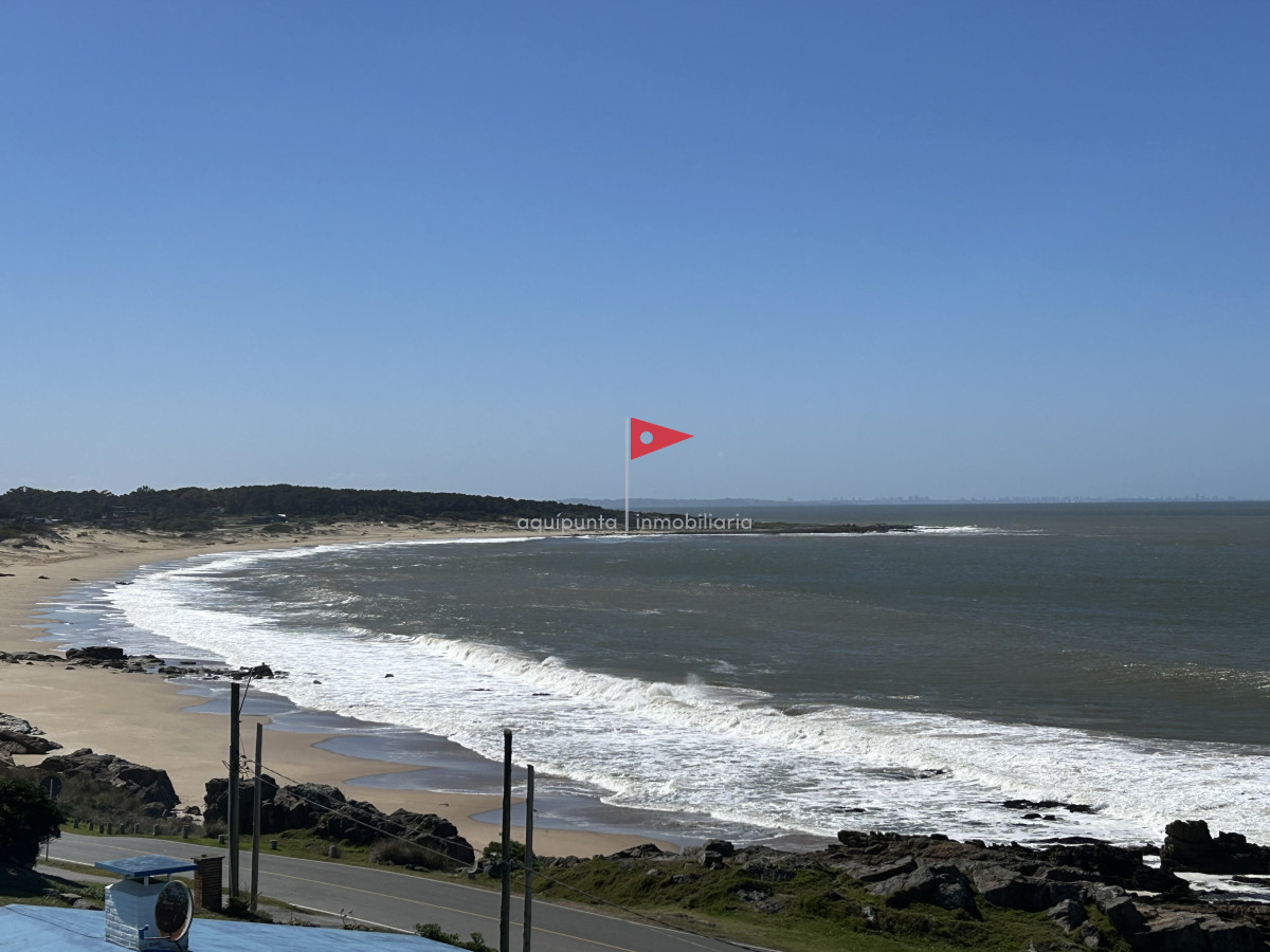 Casa ID.73 - Casa de 2 pisos 3 dormitorios 2 baños frente al mar en venta en Punta Colorada