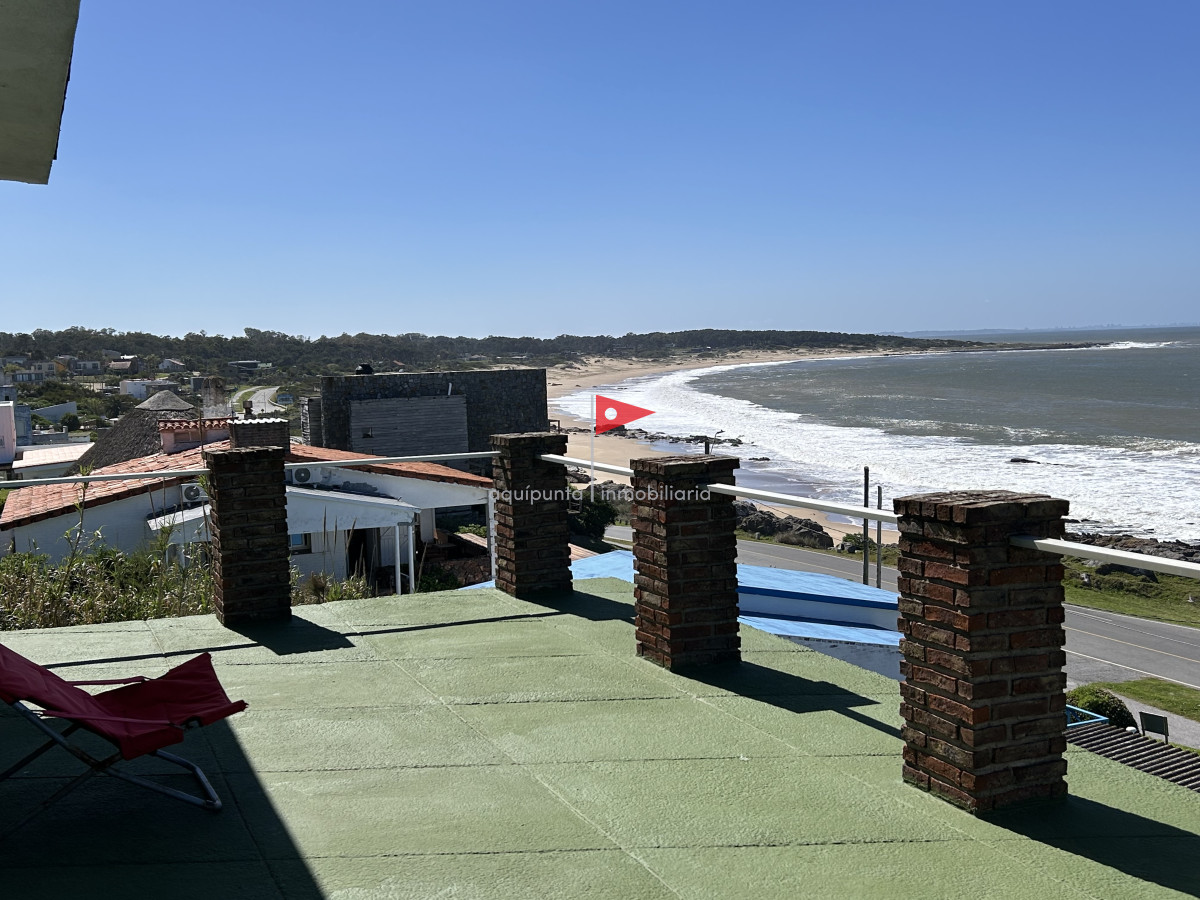 Casa ID.73 - Casa de 2 pisos 3 dormitorios 2 baños frente al mar en venta en Punta Colorada