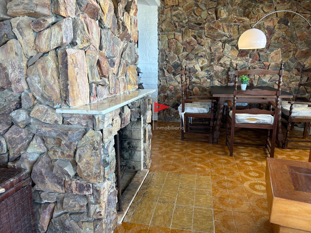 Casa ID.73 - Casa de 2 pisos 3 dormitorios 2 baños frente al mar en venta en Punta Colorada