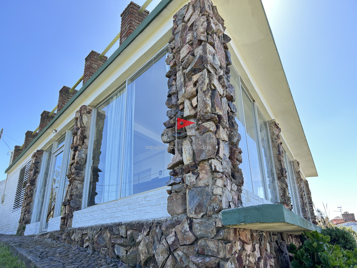 Casa ID.73 - Casa de 2 pisos 3 dormitorios 2 baños frente al mar en venta en Punta Colorada