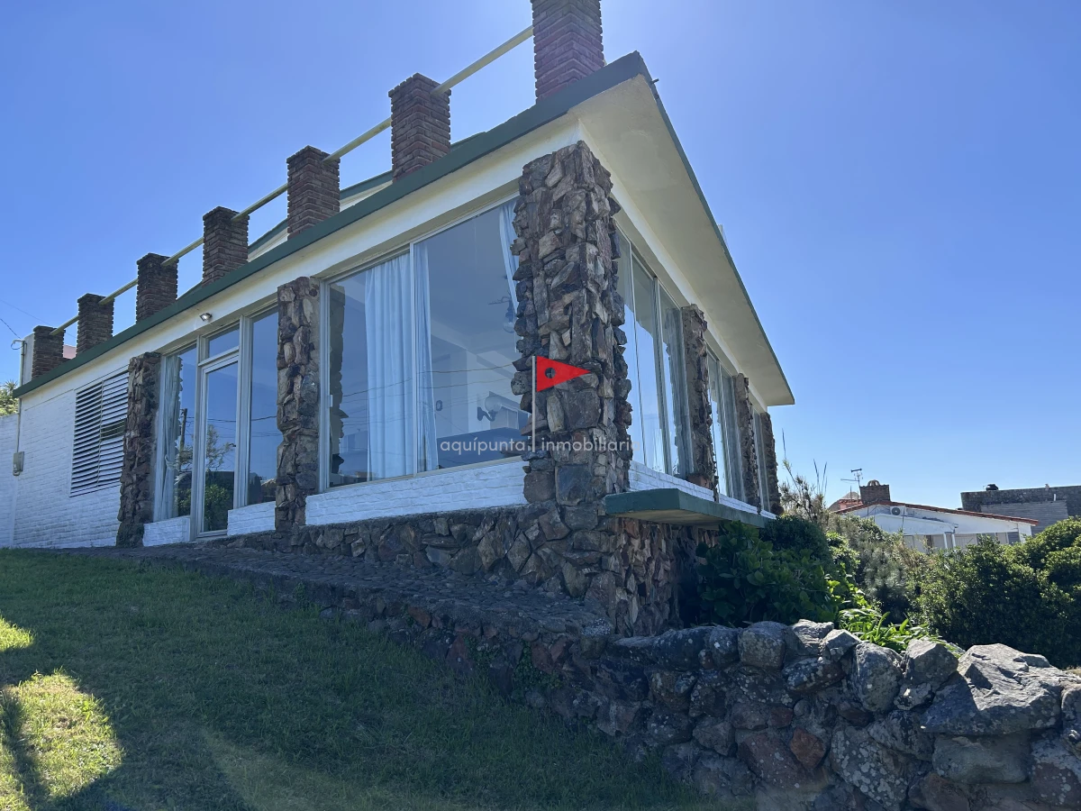 Casa ID.73 - Casa de 2 pisos 3 dorm 2 b frente al mar en venta P Colorada