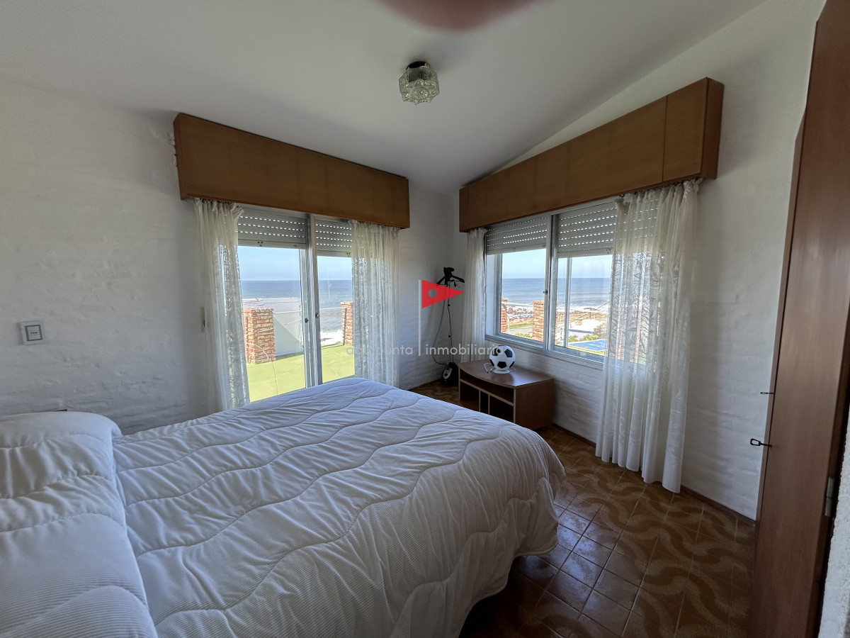 Casa ID.73 - Casa de 2 pisos 3 dormitorios 2 baños frente al mar en venta en Punta Colorada