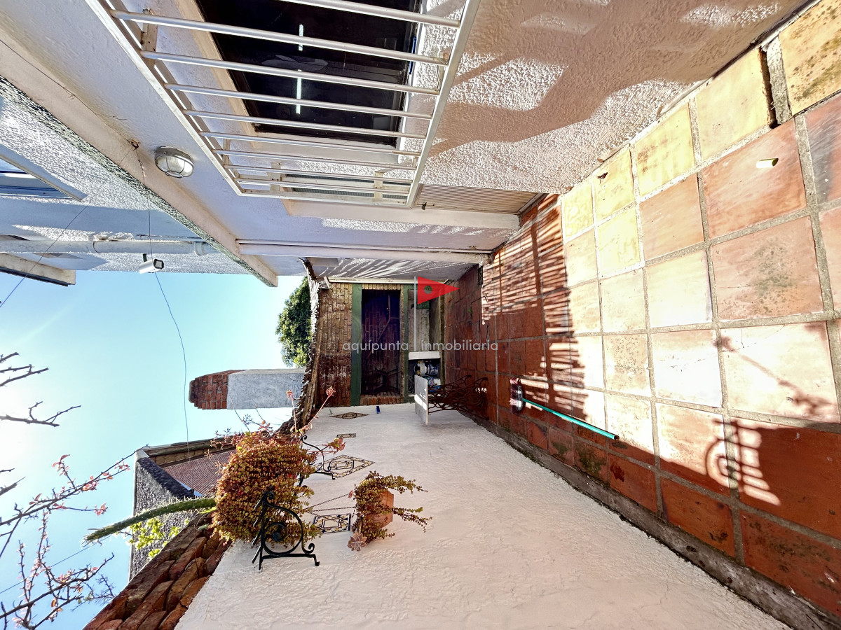 Casa ID.73 - Casa de 2 pisos 3 dormitorios 2 baños frente al mar en venta en Punta Colorada