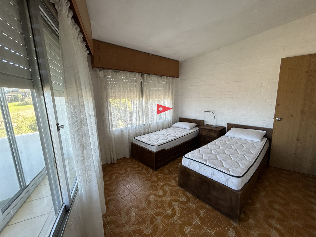 Casa ID.73 - Casa de 2 pisos 3 dormitorios 2 baños frente al mar en venta en Punta Colorada