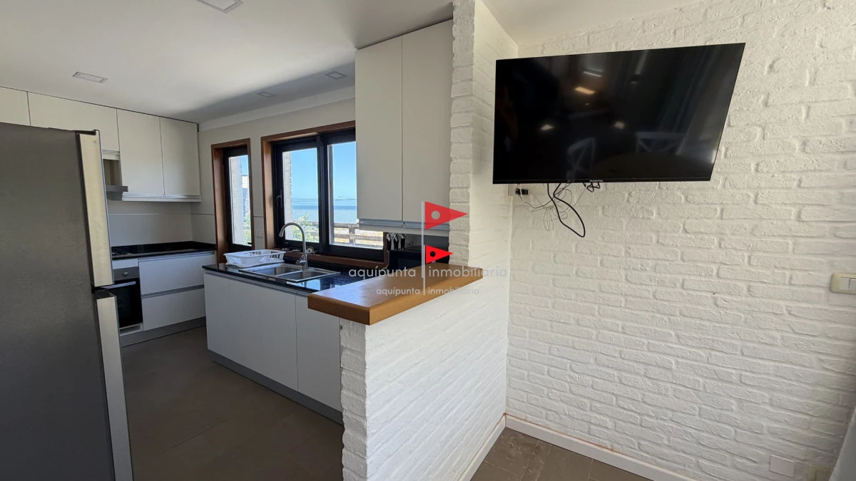 Casa ID.150 - Amplia Casa con 4 Dormitorios y Vista al Mar - Punta Colorada