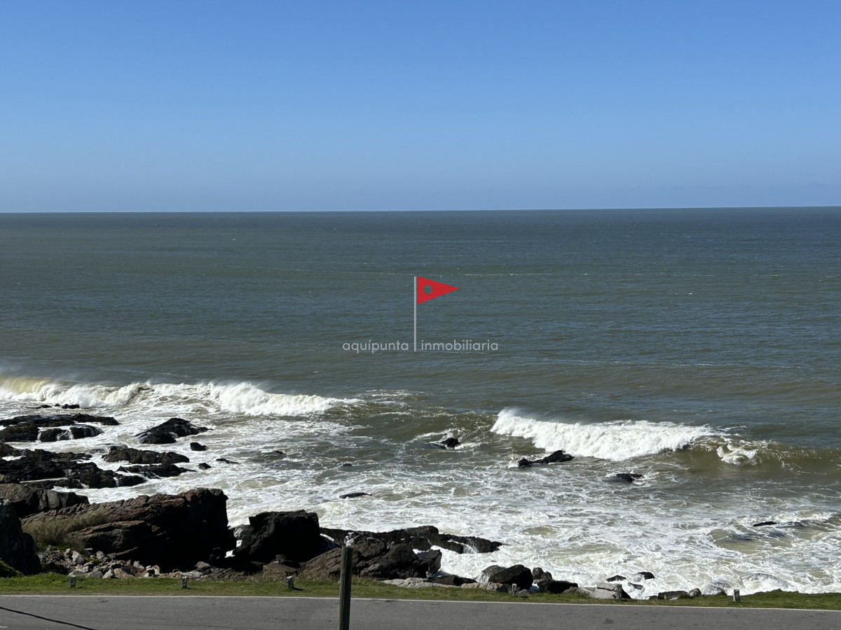 Casa ID.73 - Casa de 2 pisos 3 dormitorios 2 baños frente al mar en venta en Punta Colorada