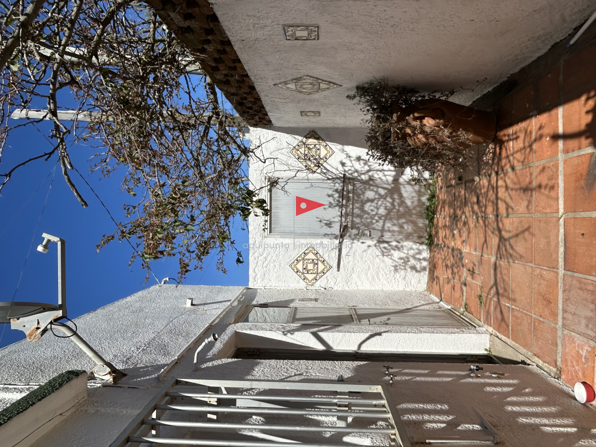 Casa ID.73 - Casa de 2 pisos 3 dormitorios 2 baños frente al mar en venta en Punta Colorada