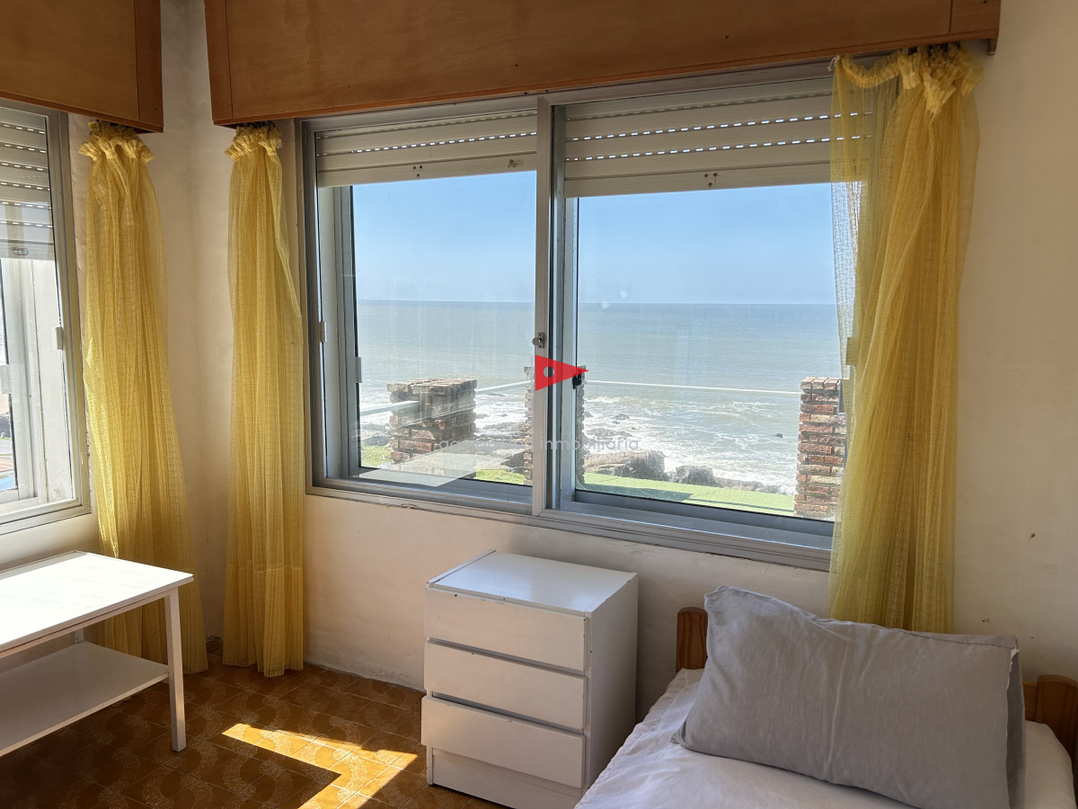 Casa ID.73 - Casa de 2 pisos 3 dormitorios 2 baños frente al mar en venta en Punta Colorada
