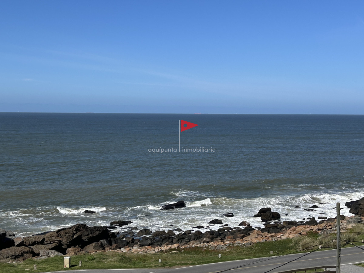Casa ID.73 - Casa de 2 pisos 3 dormitorios 2 baños frente al mar en venta en Punta Colorada