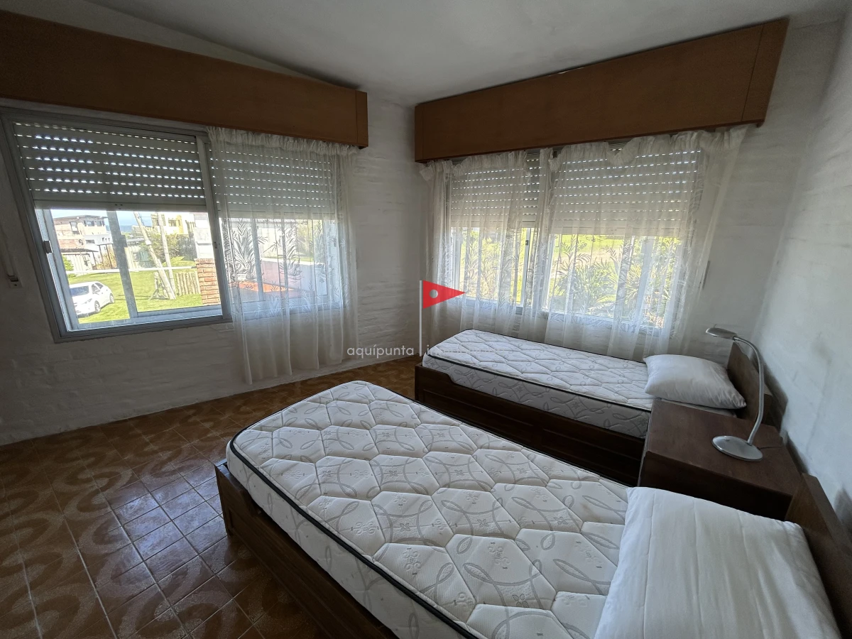 Casa ID.73 - Casa de 2 pisos 3 dorm 2 b frente al mar en venta P Colorada