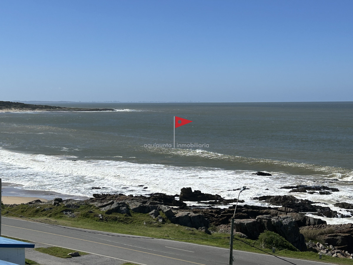 Casa ID.73 - Casa de 2 pisos 3 dormitorios 2 baños frente al mar en venta en Punta Colorada