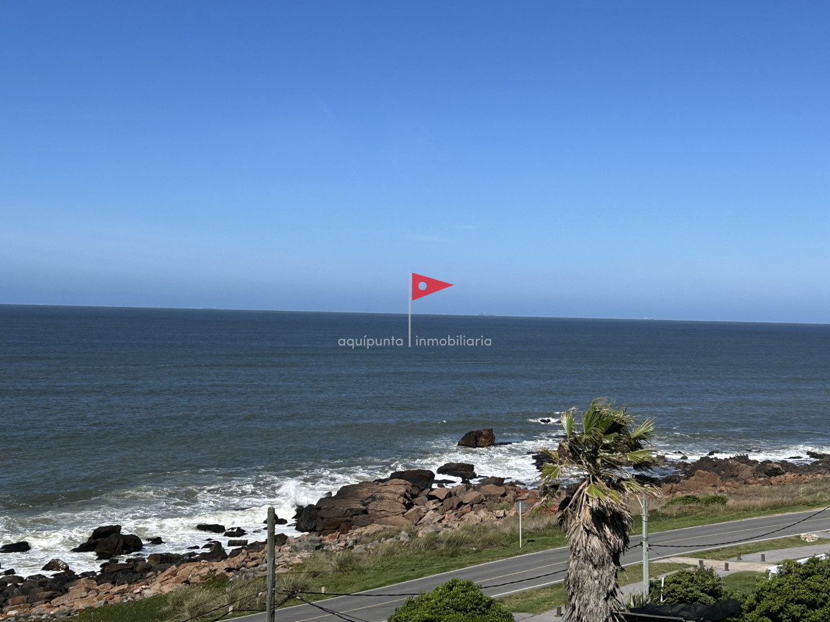 Casa ID.73 - Casa de 2 pisos 3 dormitorios 2 baños frente al mar en venta en Punta Colorada
