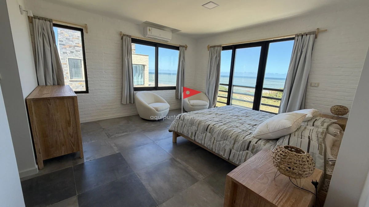 Casa ID.150 - Amplia Casa con 4 Dormitorios y Vista al Mar - Punta Colorada