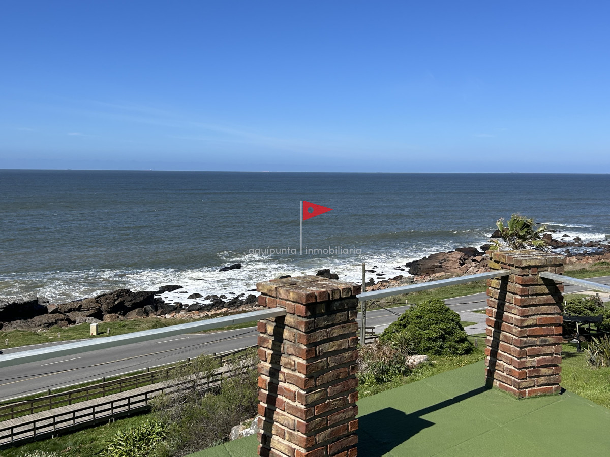 Casa ID.73 - Casa de 2 pisos 3 dormitorios 2 baños frente al mar en venta en Punta Colorada