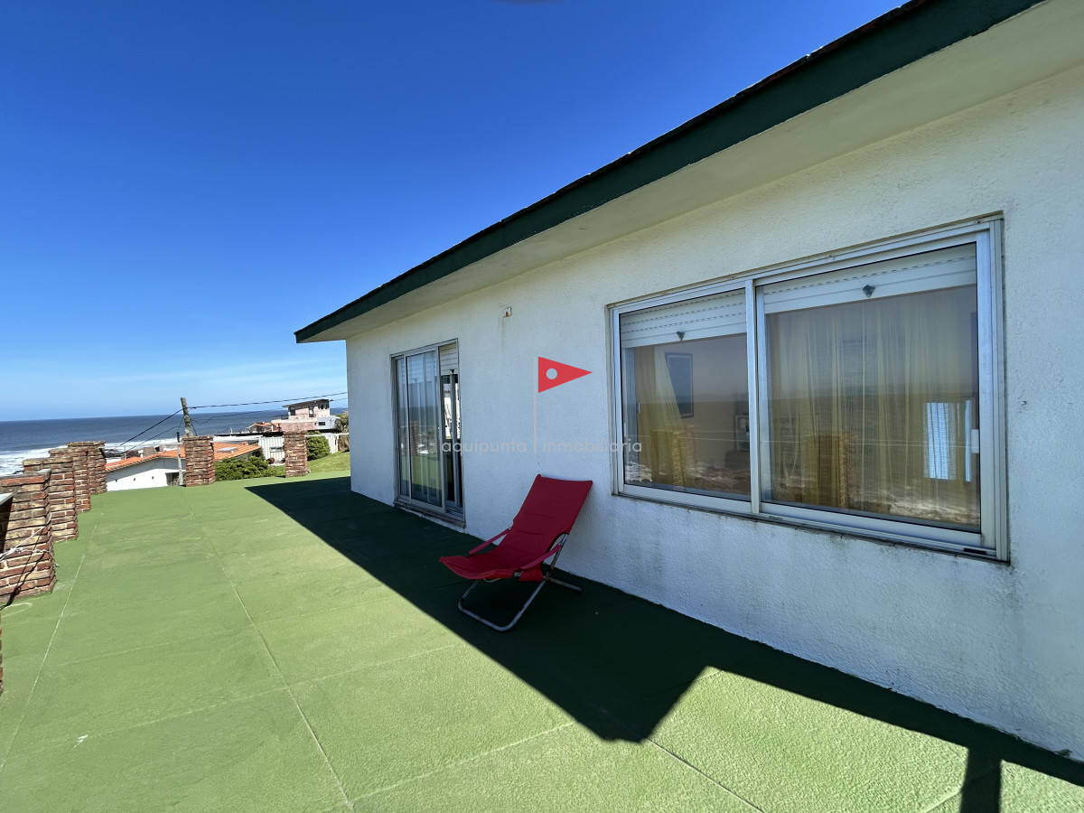 Casa ID.73 - Casa de 2 pisos 3 dormitorios 2 baños frente al mar en venta en Punta Colorada