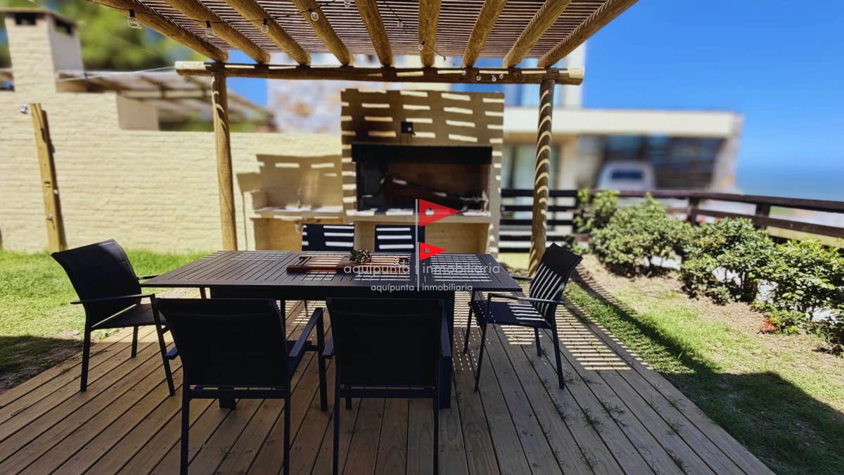 Casa ID.150 - Amplia Casa con 4 Dormitorios y Vista al Mar - Punta Colorada