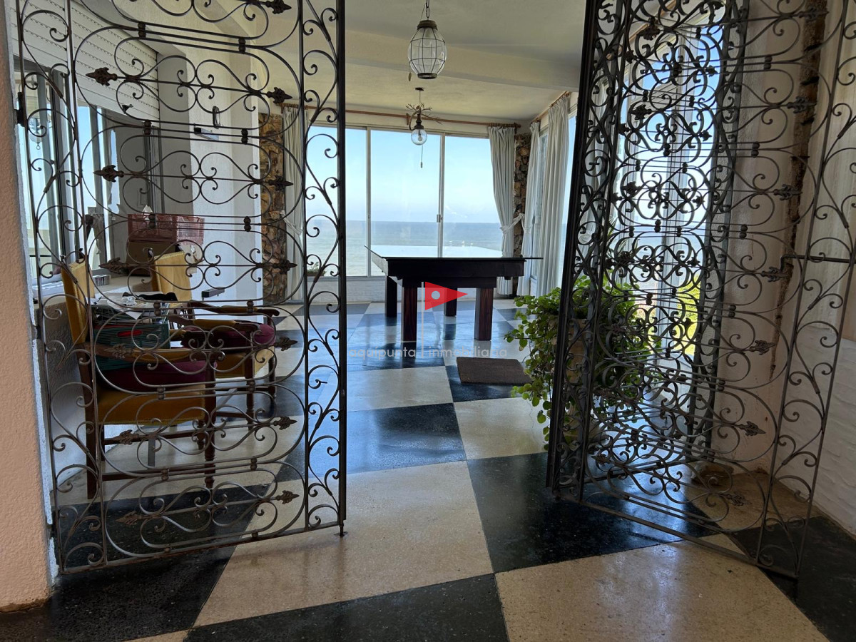 Casa ID.73 - Casa de 2 pisos 3 dormitorios 2 baños frente al mar en venta en Punta Colorada