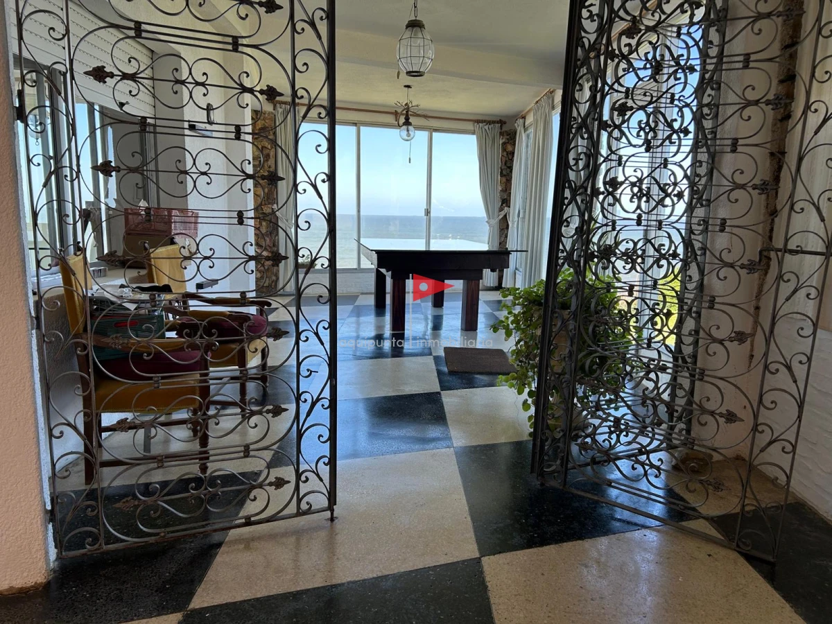 Casa ID.73 - Casa de 2 pisos 3 dorm 2 b frente al mar en venta P Colorada