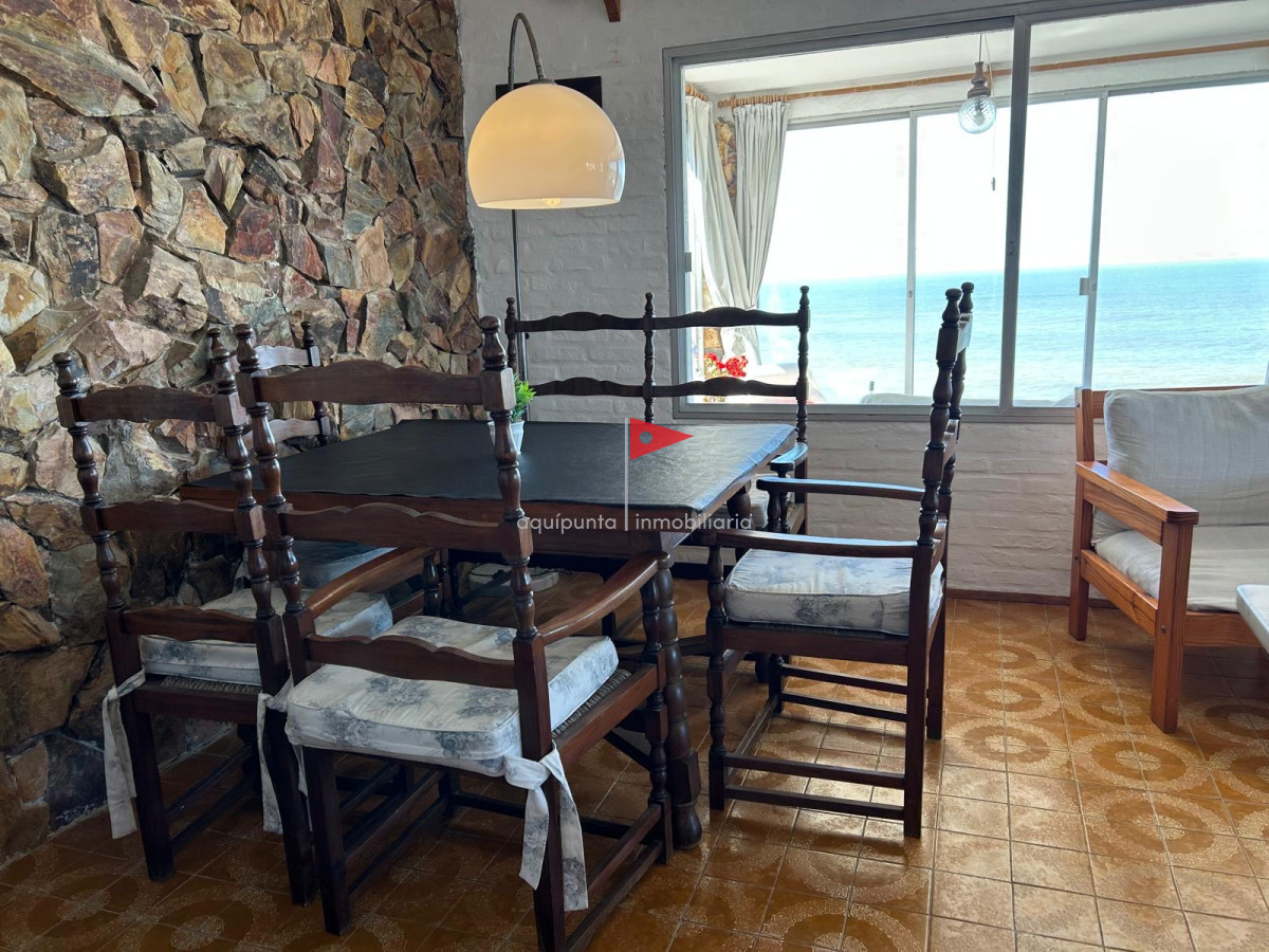 Casa ID.73 - Casa de 2 pisos 3 dormitorios 2 baños frente al mar en venta en Punta Colorada